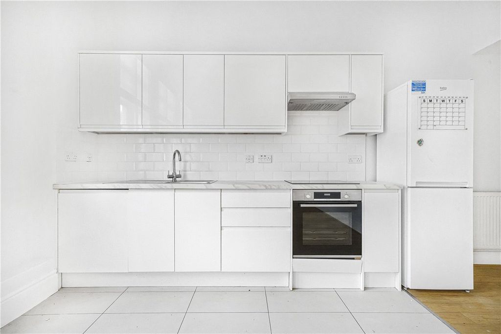 Property photo 2 of 7 Kitchenette