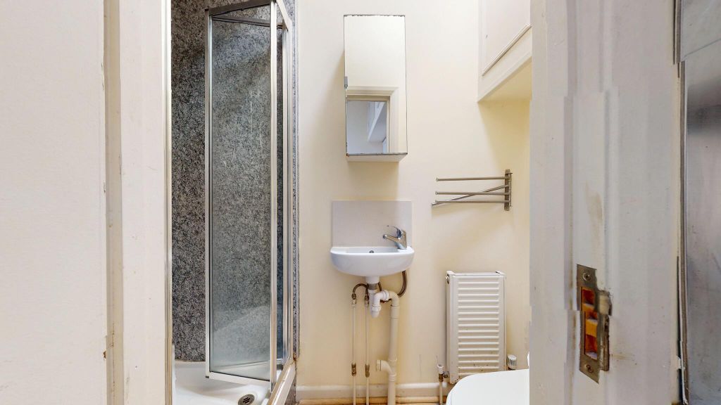 Property photo 3 of 11 Bathroom