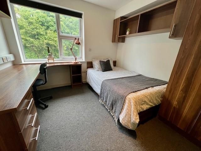 Property photo 2 of 18 Peninsula Bedroom x.Jpg