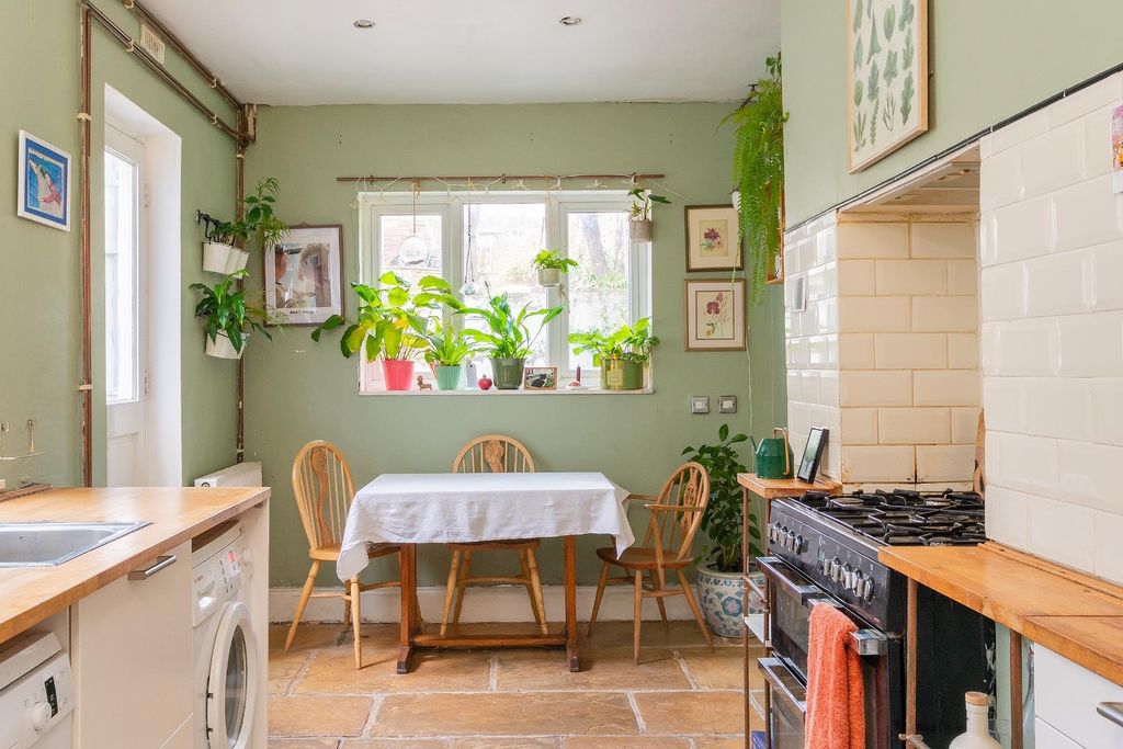 Property photo 3 of 37 1C1R3Wh - Kitchen D.Jpg
