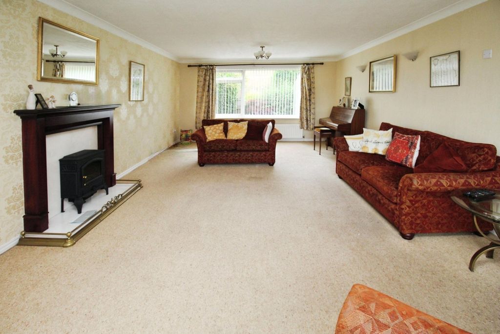 Property photo 2 of 21 Lounge