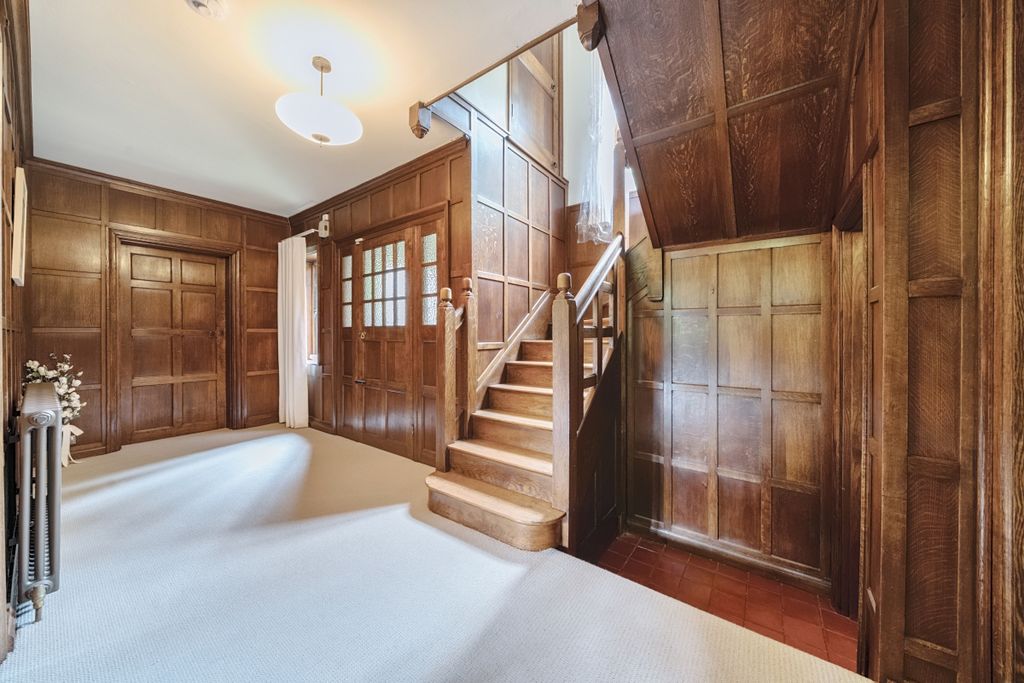 Property photo 2 of 11 Entrance Hall