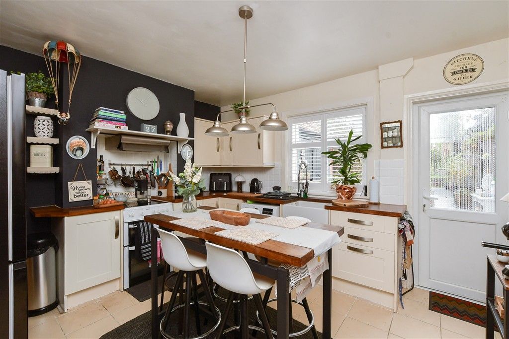 Property photo 3 of 10 Kitchen/ Dining Area
