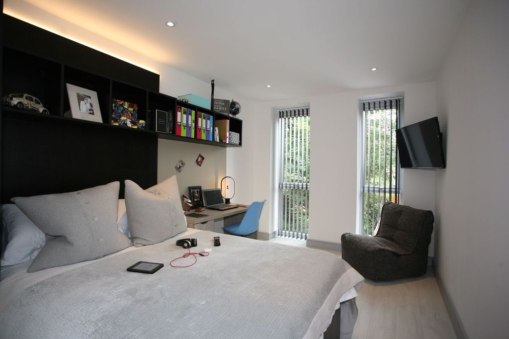 Property photo 1 of 5 A Modern And Well-Lit Master Bedroom Featuring A c...