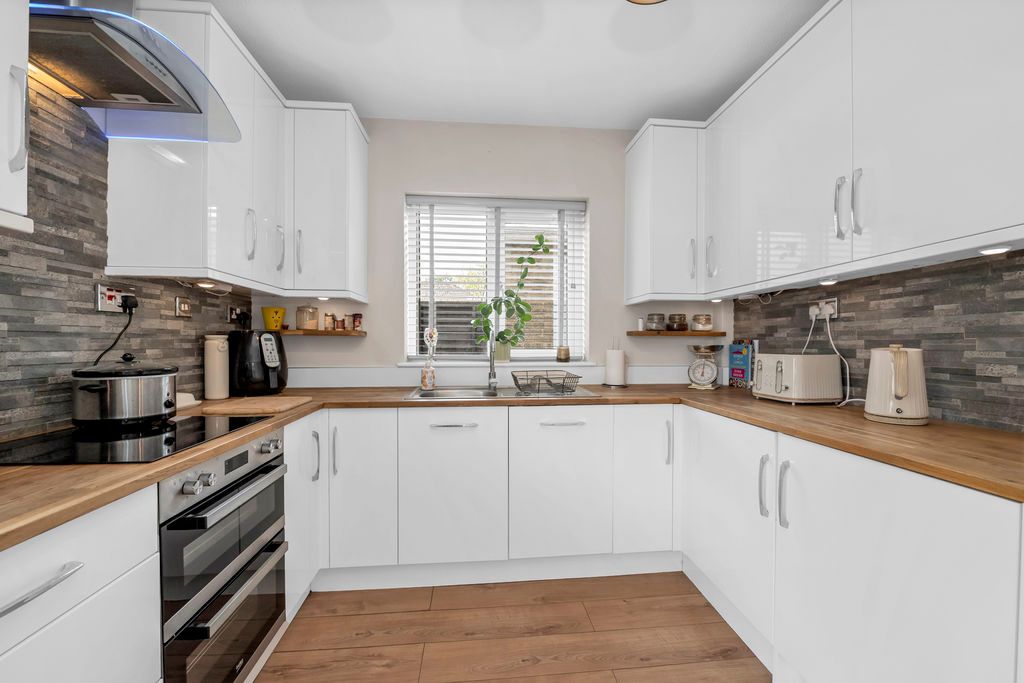 Property photo 2 of 12 Kitchen