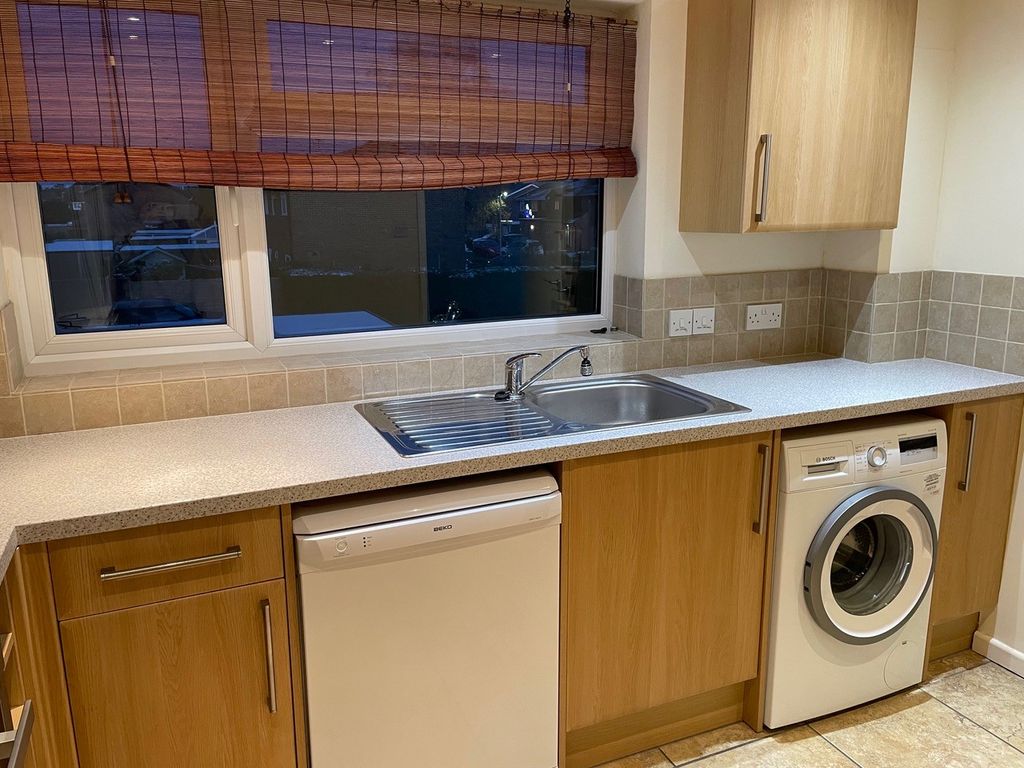 Property photo 3 of 11 Kitchen