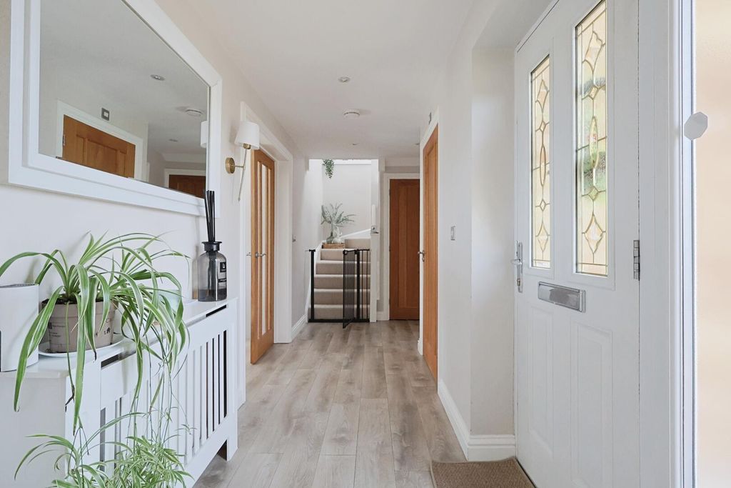 Property photo 3 of 27 Entrance Hall