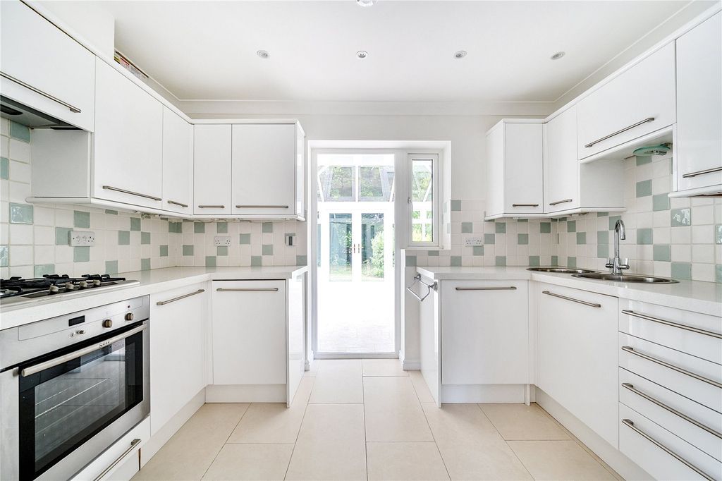 Property photo 3 of 8 Kitchen