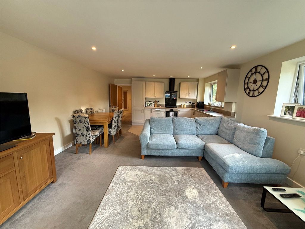 Property photo 3 of 16 Lounge