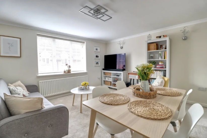 Property photo 2 of 11 Ewemove Estate Agents Basingstoke