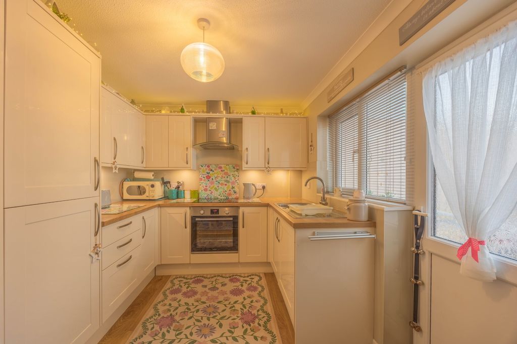 Property photo 3 of 20 Ewemove Taunton 28 Amber Mead (11)