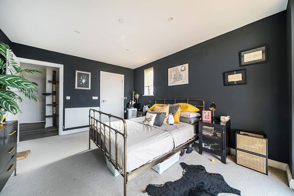 Property photo 2 of 17 Bedroom