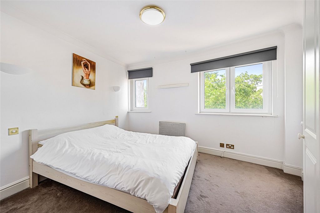 Property photo 3 of 16 Stamford Gate House