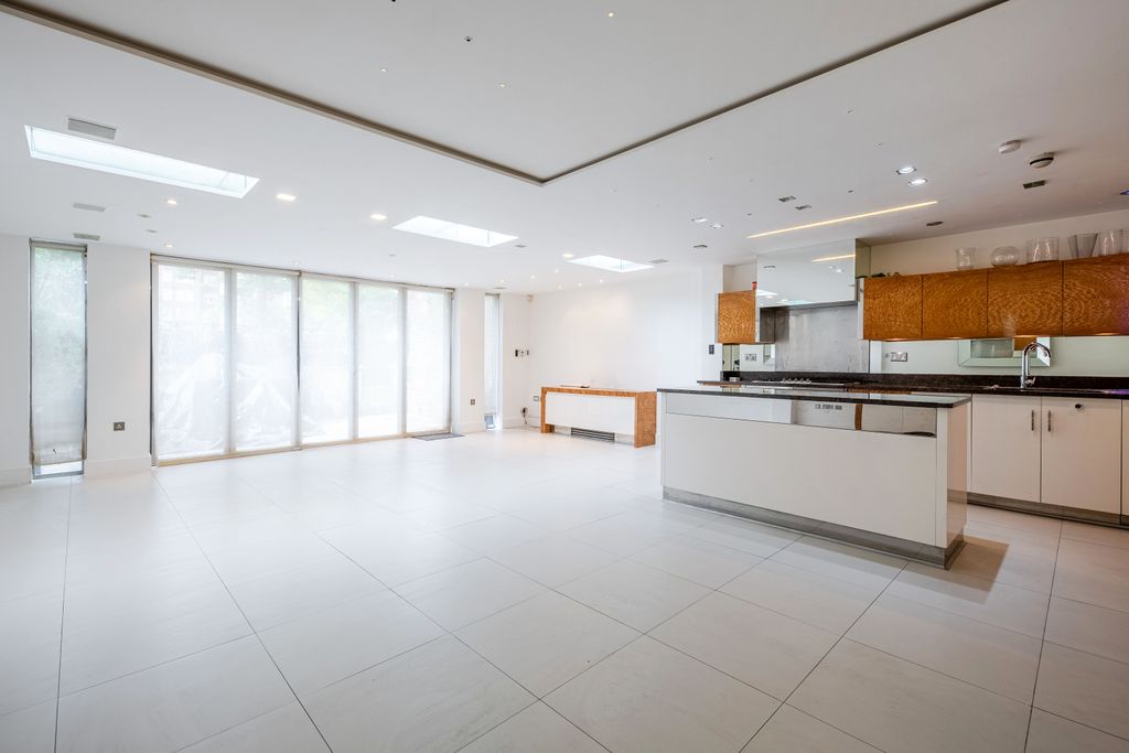 Moncorvo Close, London SW7 photo 4