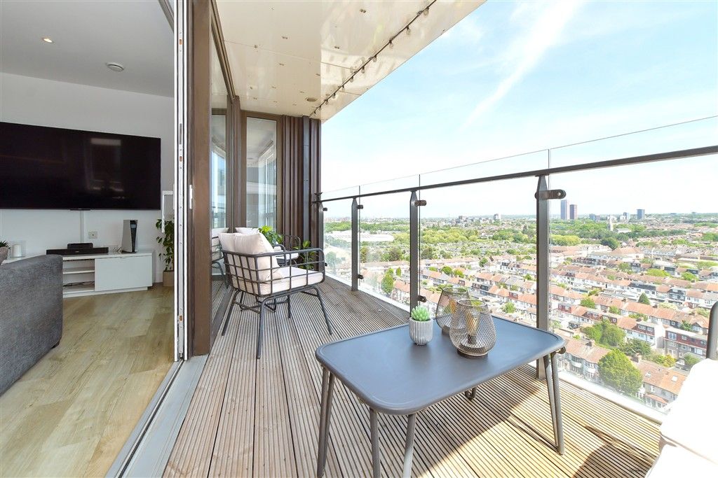 Property photo 3 of 18 Balcony / Terrace