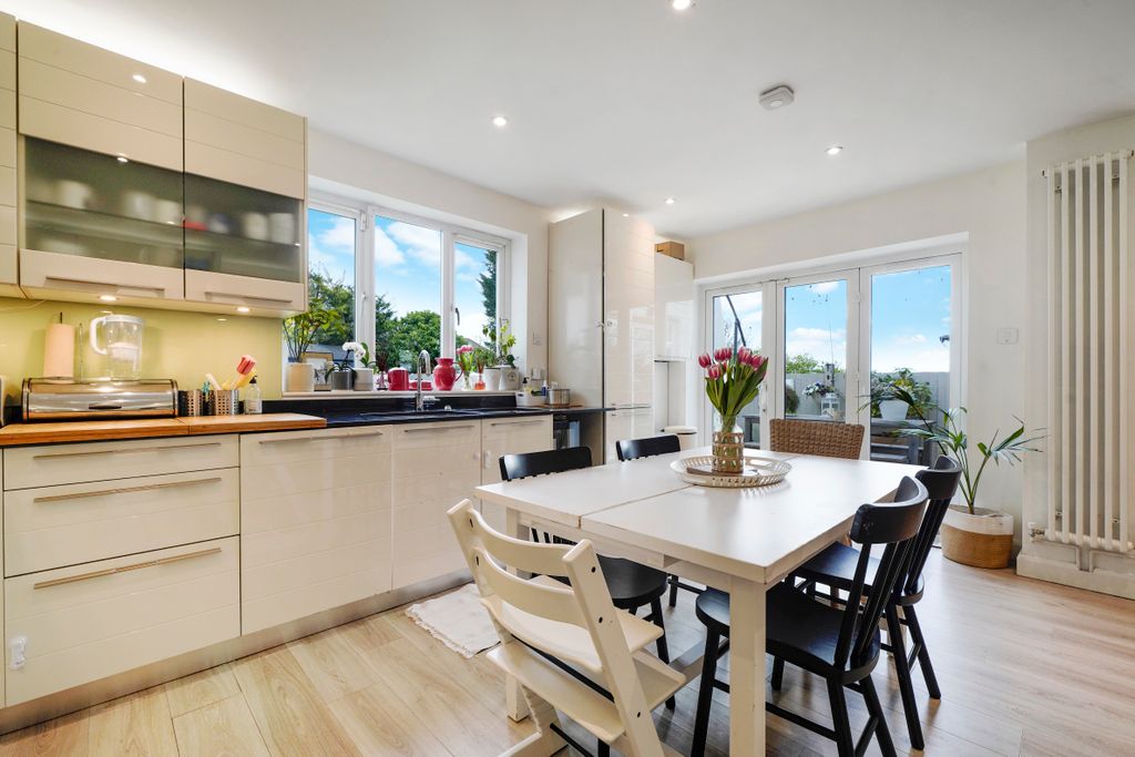 Property photo 2 of 15 Kitchen 2