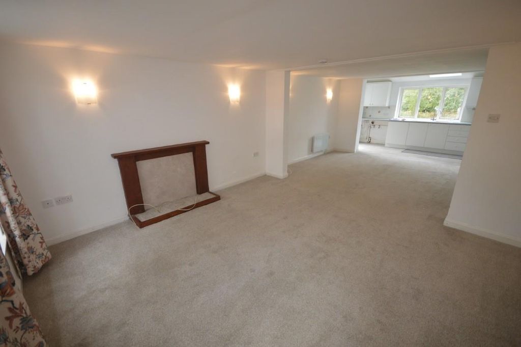 Property photo 2 of 12 Dsc_0025 (Medium).Jpg