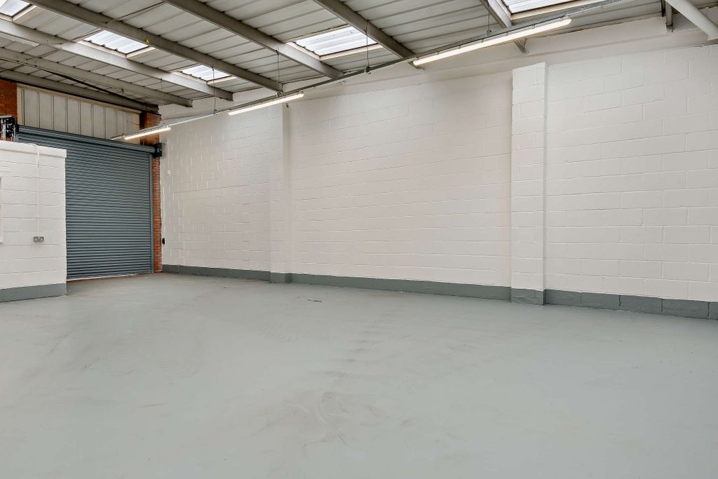 Property photo 3 of 16 8616548-Interior10-800