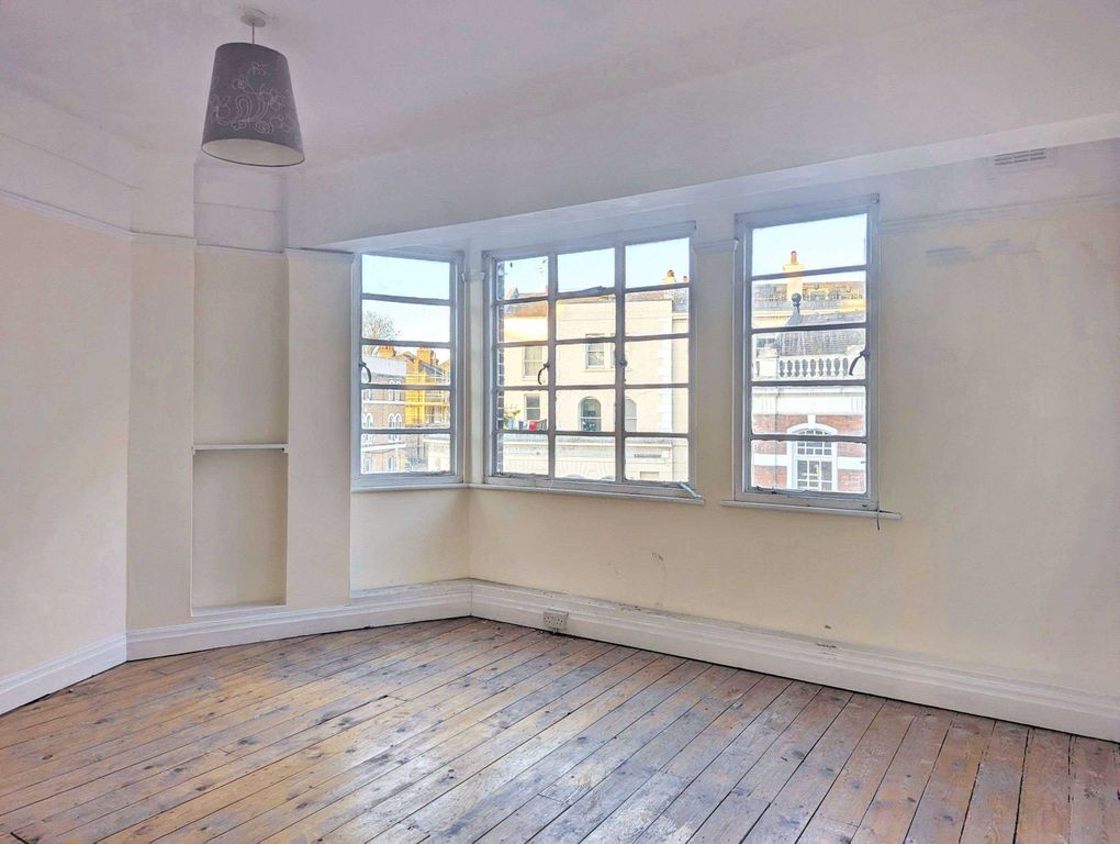 Property photo 2 of 6 Flat 22 Selwyn Court, Blackheath Village, London, Se3 9Sz