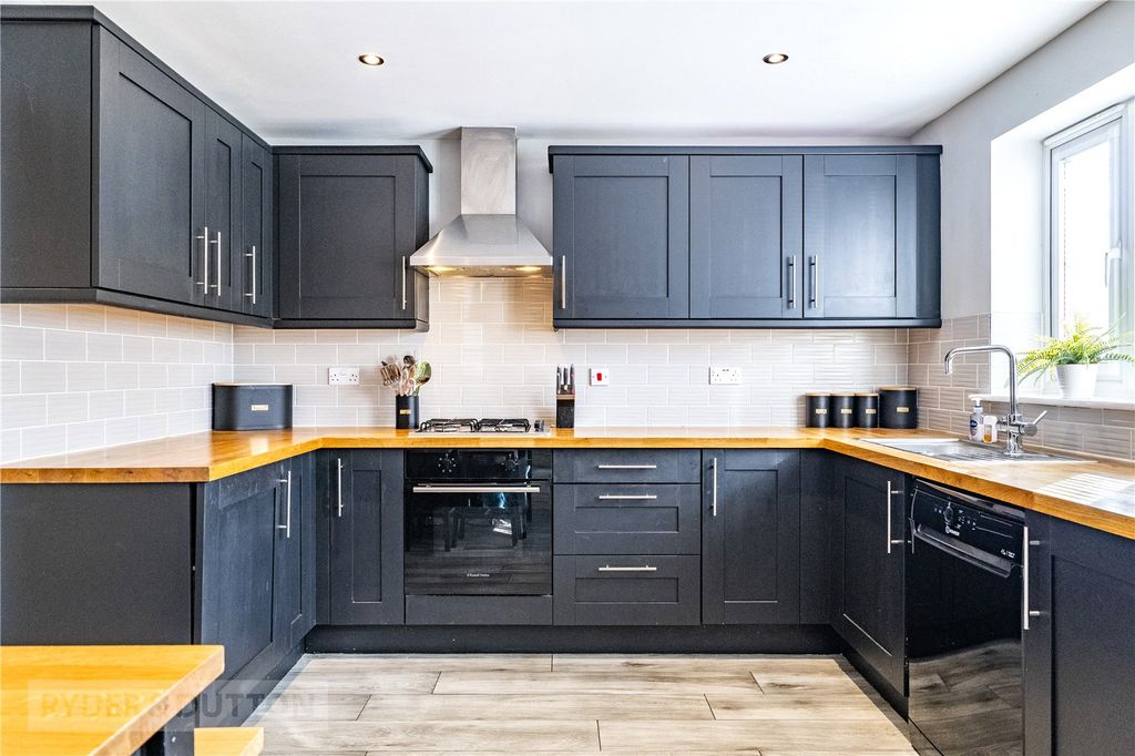 Property photo 2 of 24 Kitchen