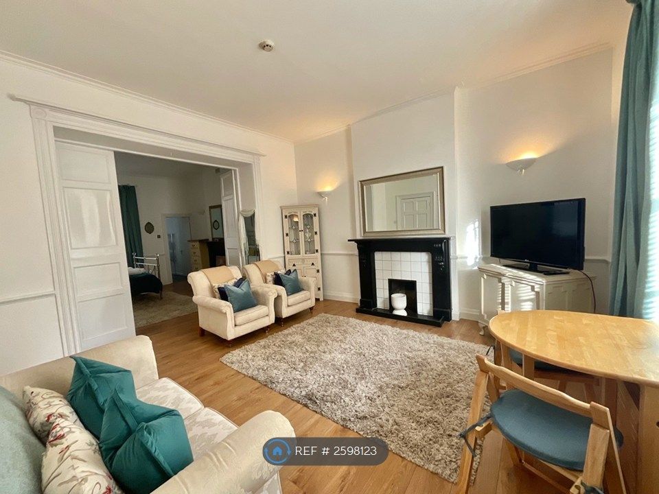 Property photo 3 of 8 Bedroom/ Lounge