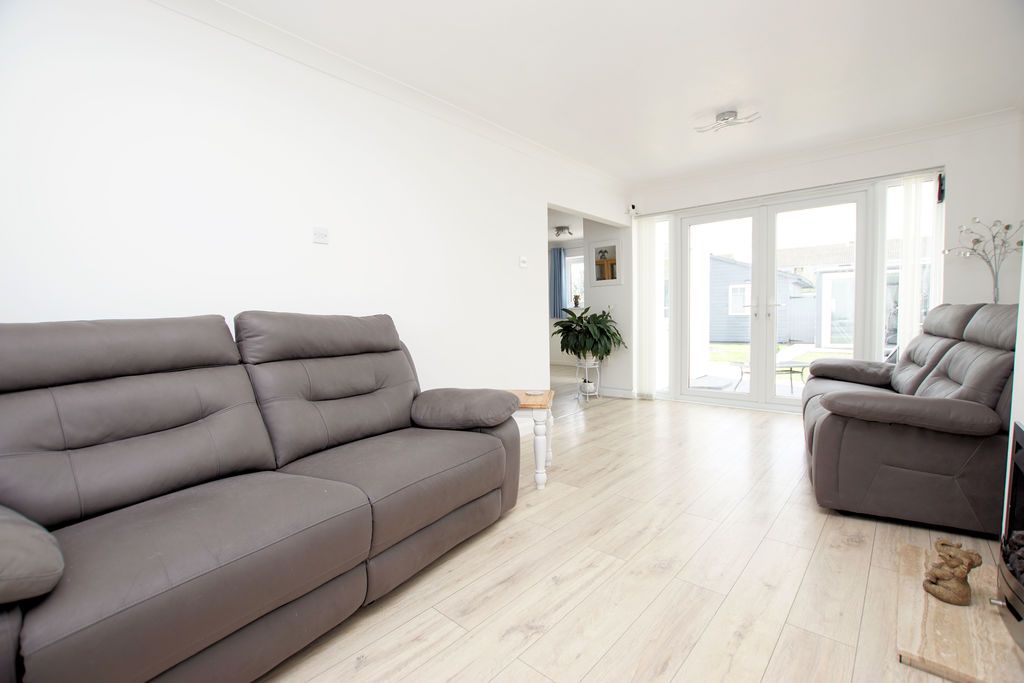 Property photo 3 of 19 Lounge