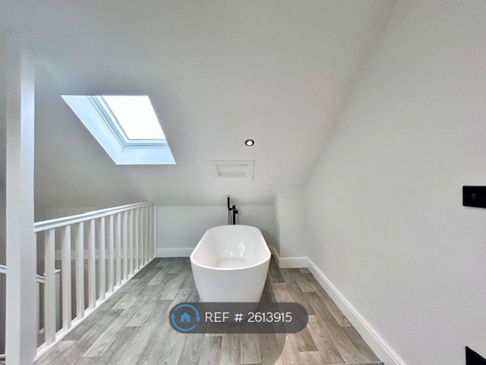 Property photo 3 of 20 Freestanding Bath And Mixer Tap