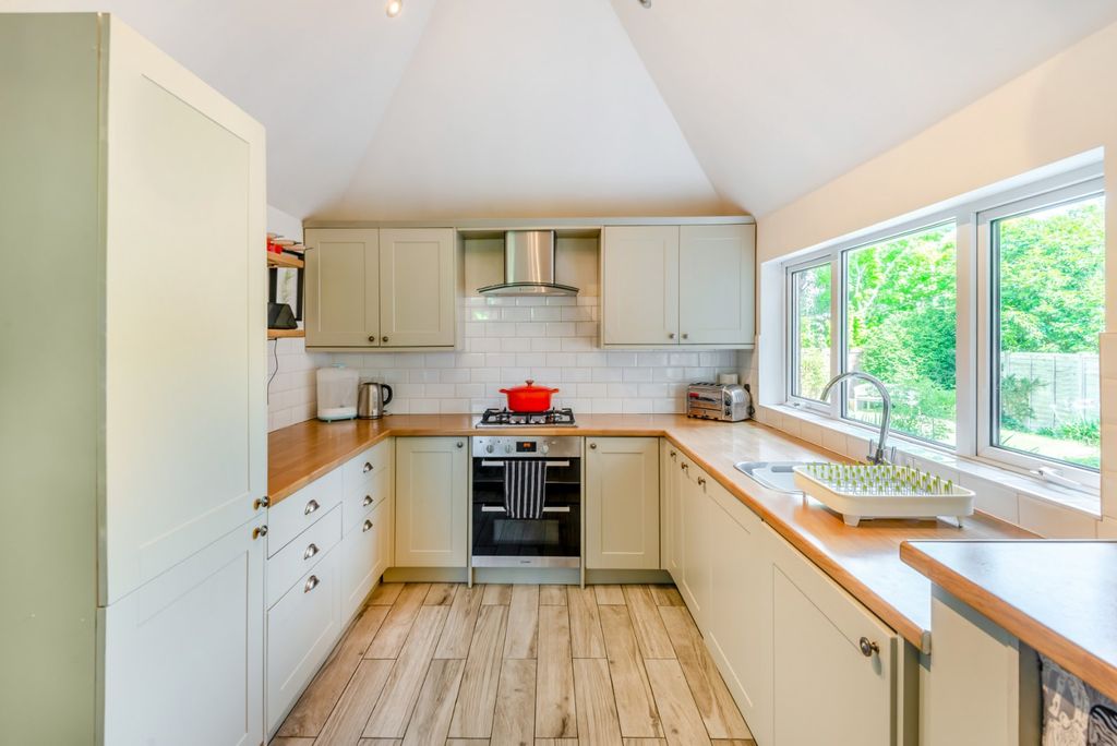 Additional image 6 of 2 bed flat for saleDouglas Road, Harpenden, Hertfordshire AL5