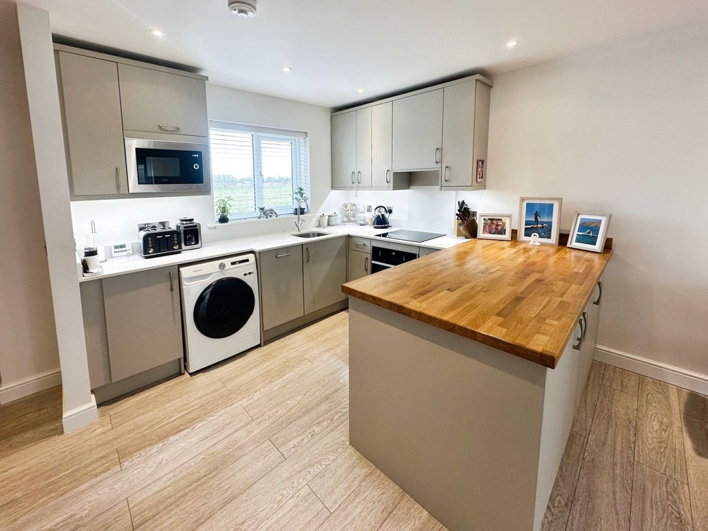 Property photo 3 of 17 Kitchen