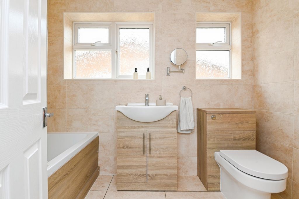 Property photo 1 of 15 Bathroom