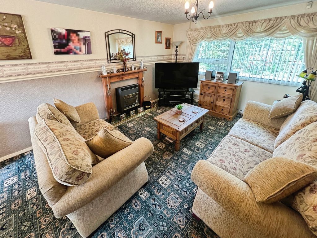 Property photo 2 of 17 Lounge