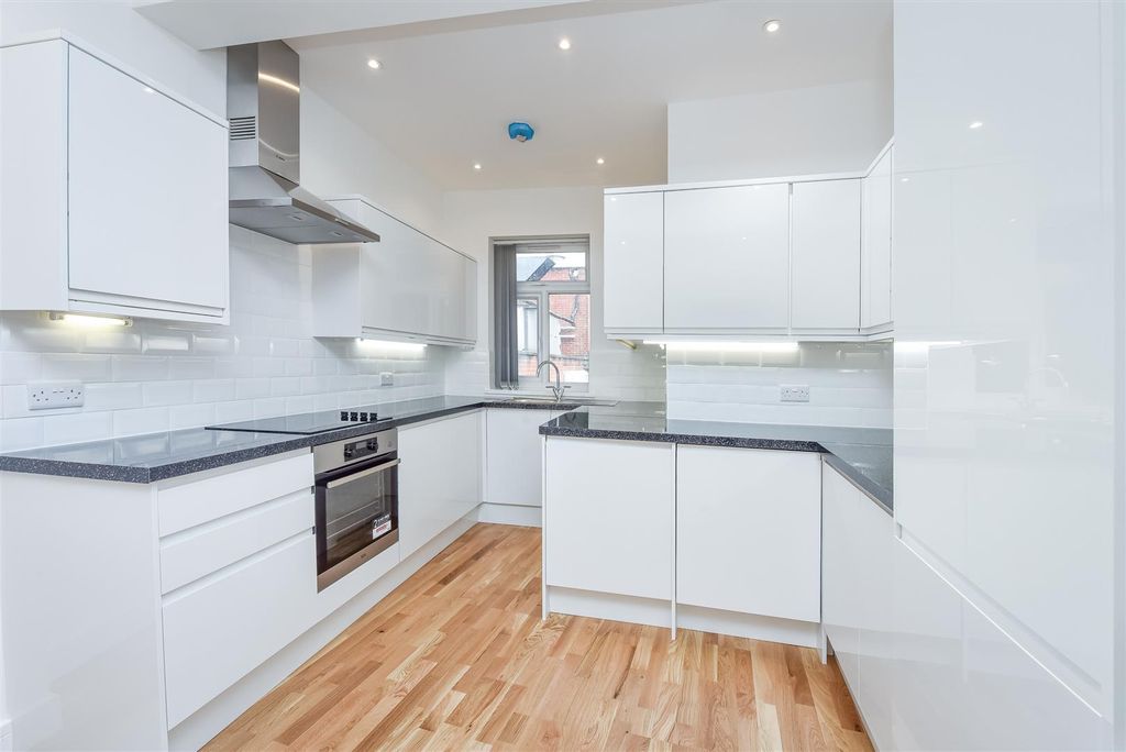 Property photo 2 of 11 Spacephoto-3.Jpg