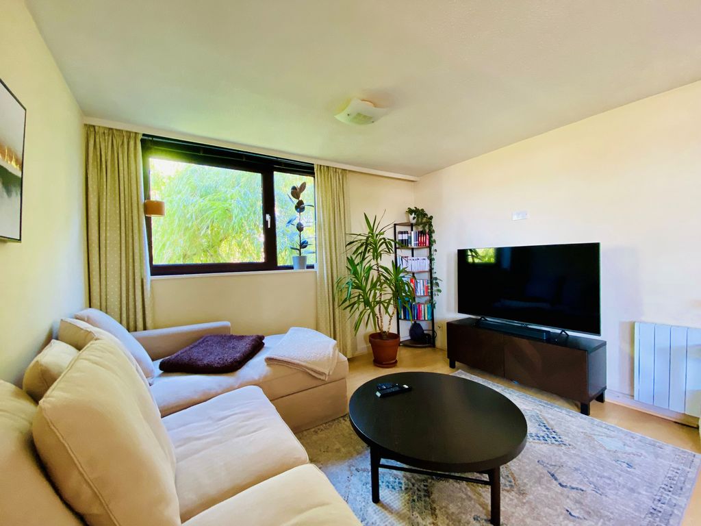 Property photo 3 of 12 Lounge 2