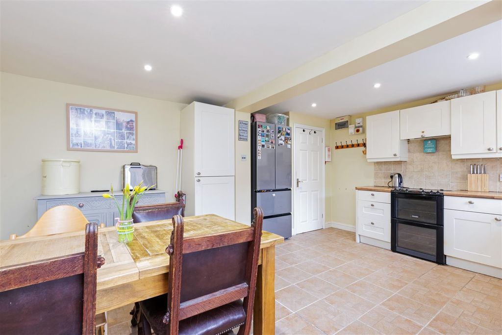 Property photo 3 of 9 Kitchen