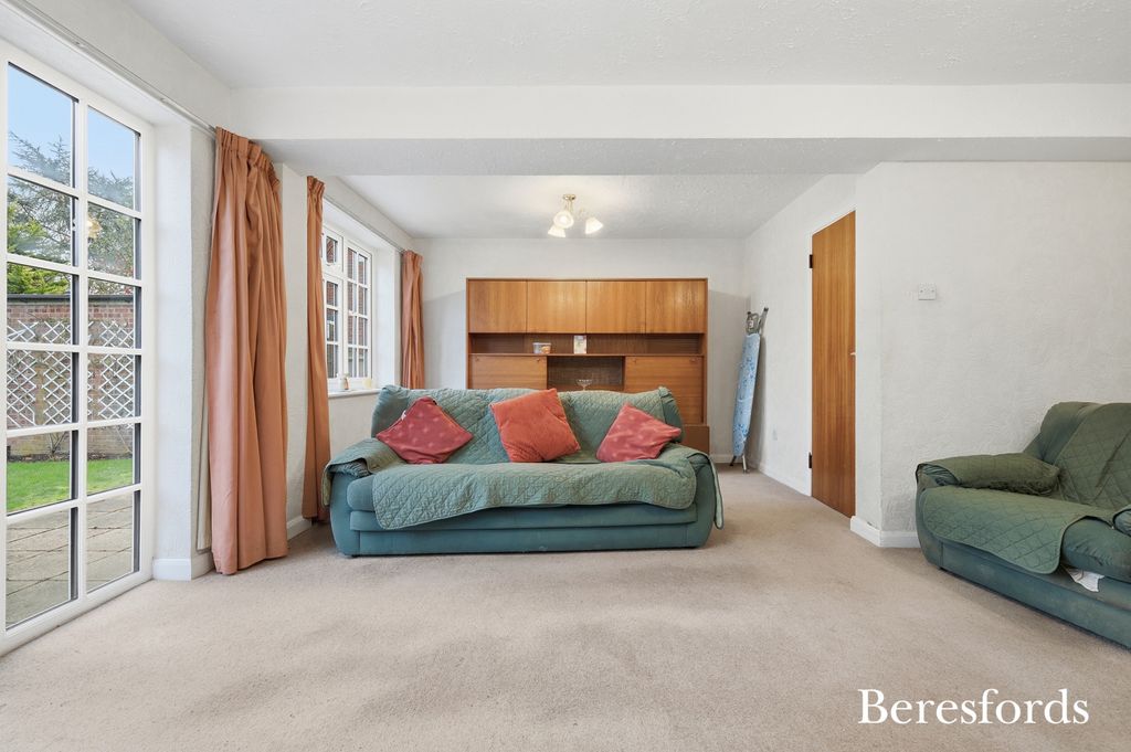 Property photo 3 of 20 Lounge