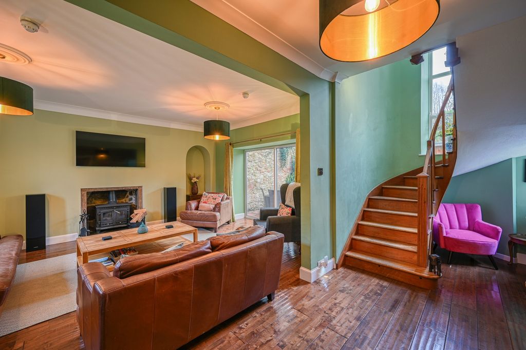 Property photo 2 of 19 Lounge