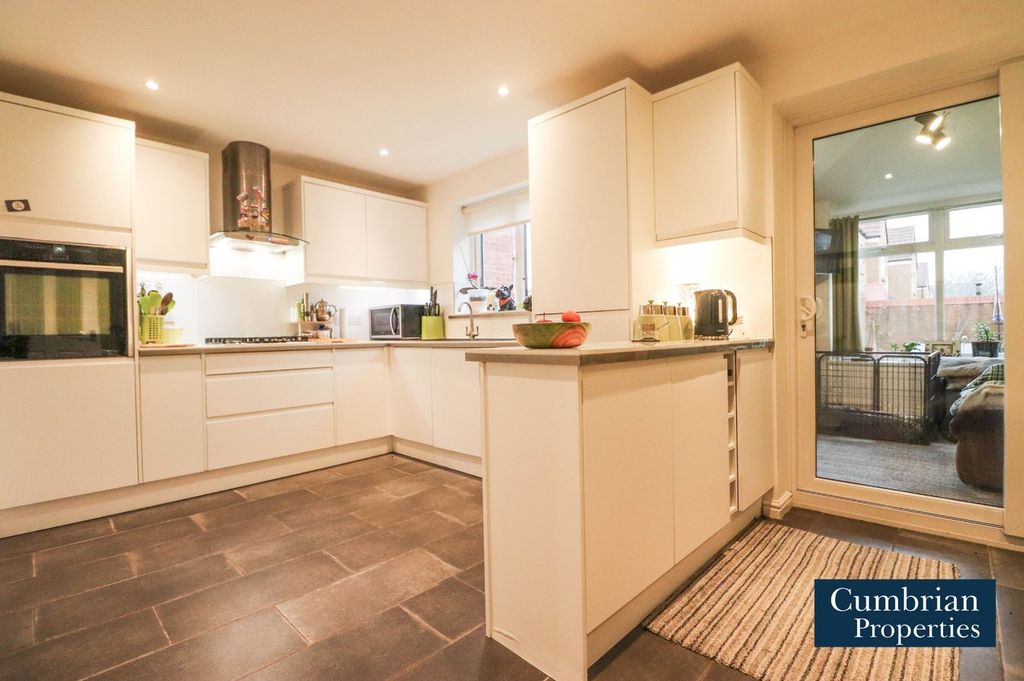 Property photo 2 of 25 Dining Kitchen