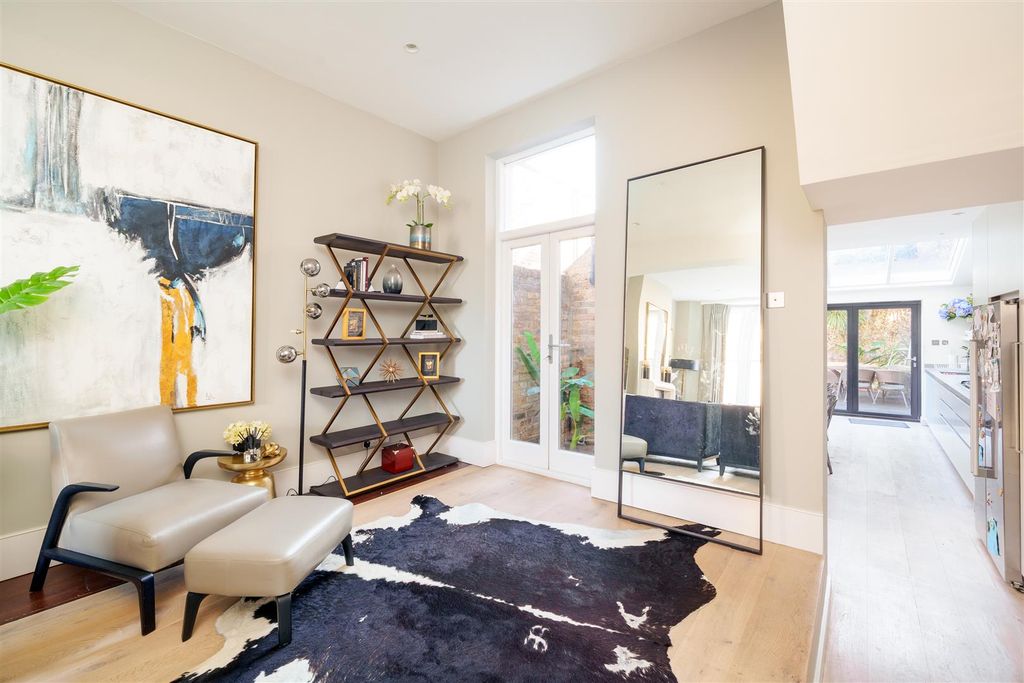 Property photo 2 of 13 Sulgrave Road