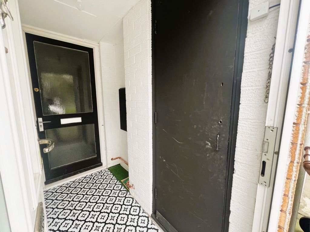 Property photo 2 of 7 Balcony