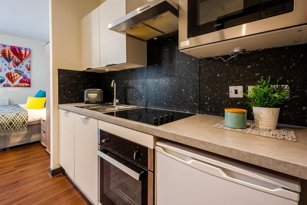 Property photo 1 of 3 Modern Kitchen With Integrated Appliances....