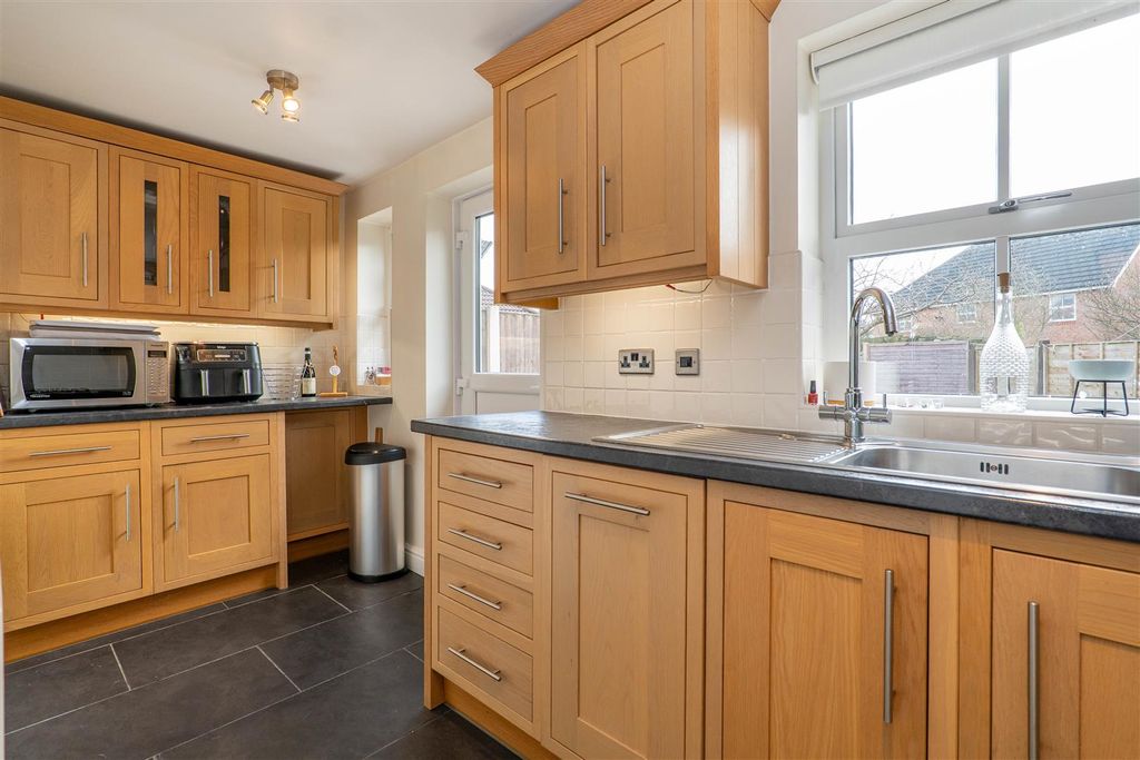 Property photo 3 of 25 Kitchen