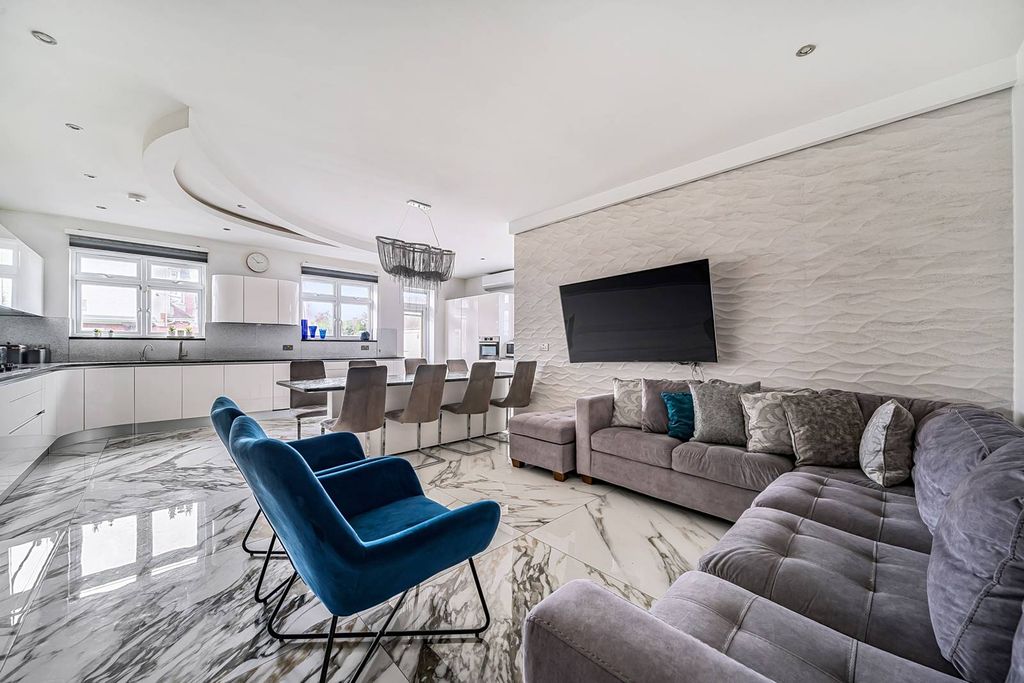 Property photo 3 of 13