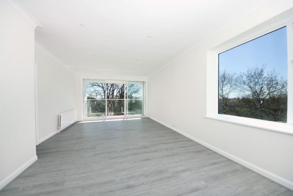 Property photo 2 of 14 Gv- 26 Gunnersbury Manor (8).Jpg