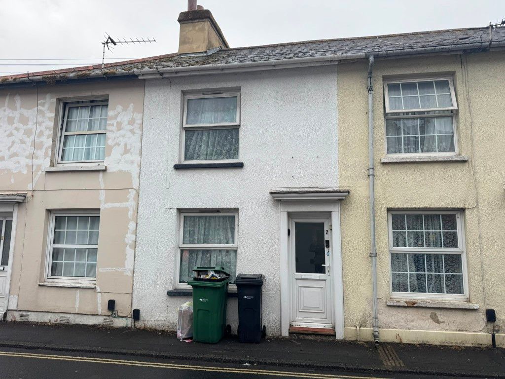 Property photo 1 of 8 Mid Terrace House With Painted Exterior