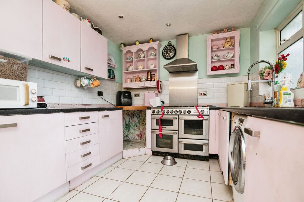 Property photo 3 of 17 Kitchen