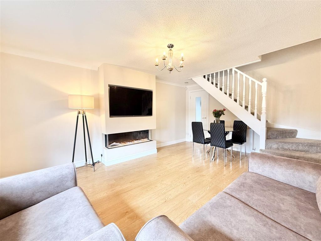 Property photo 3 of 13 Lounge