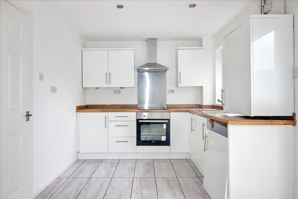 Property photo 3 of 9 Kitchen / Dining Area