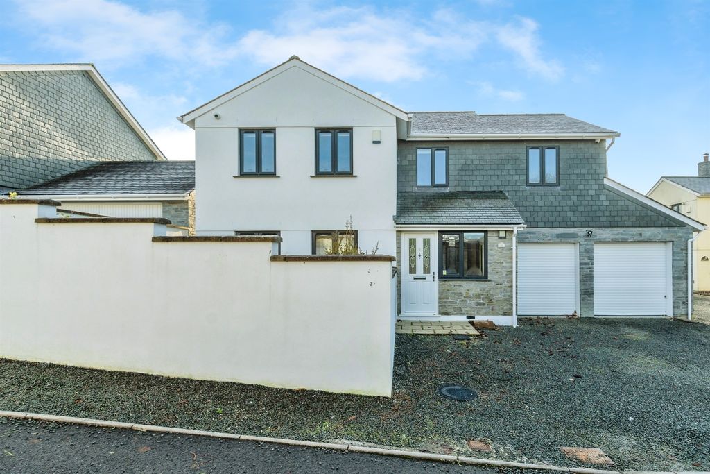 Property photo 2 of 33 Front Garden.