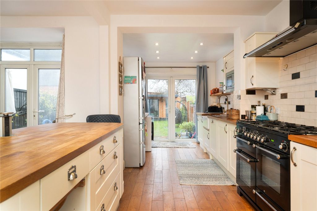 Property photo 2 of 10 Kitchen