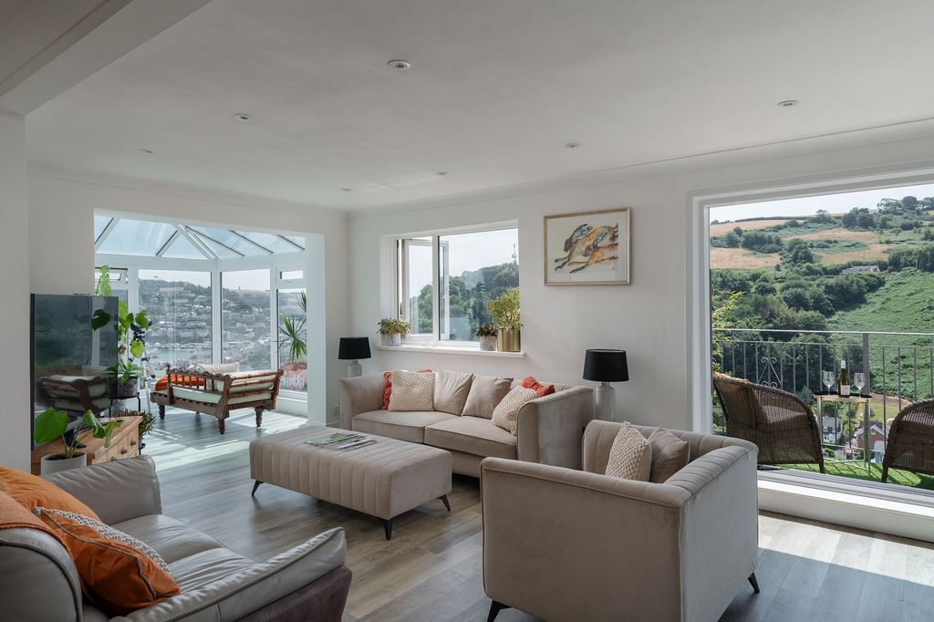 Property photo 2 of 22 Living Area, 6 Thurlestone Gardens, Dartmouth